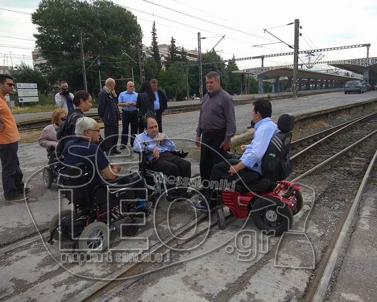 Διαμαρτυρία: Παραπληγικοί απέκλεισαν τη σιδηροδρομική γραμμή στη Θεσσαλονίκη | iefimerida.gr 1