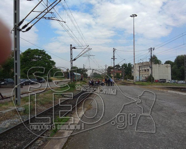Διαμαρτυρία: Παραπληγικοί απέκλεισαν τη σιδηροδρομική γραμμή στη Θεσσαλονίκη | iefimerida.gr 0