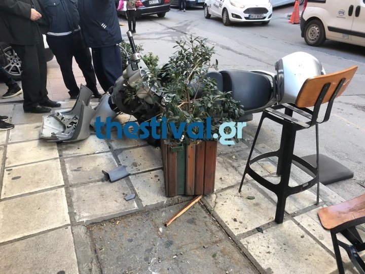 Θεσσαλονίκη: Αυτοκίνητο έπεσε πάνω σε πεζούς [εικόνες] | iefimerida.gr 1