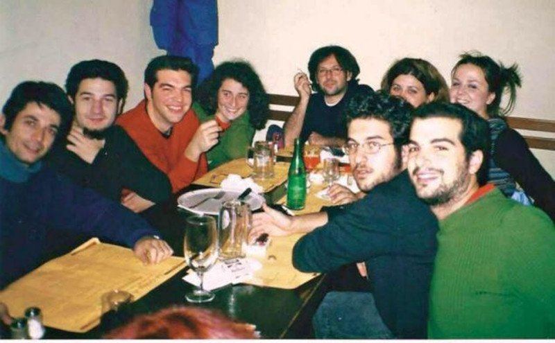 Η παρέα του Αλέξη Τσίπρα στην ταβέρνα. Σχεδόν όλοι έγιναν υπουργοί