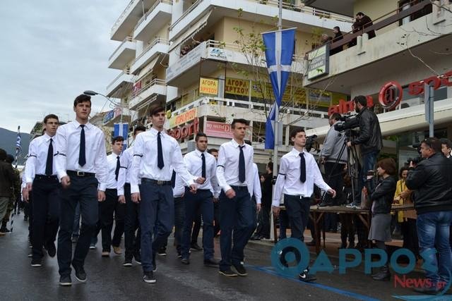 Στην Καλαμάτα οι μαθητές παρέλασαν με μαύρα περιβραχιόνια για τον Βαγγέλη Γιακουμάκη [βίντεο & εικόνες] | iefimerida.gr 3