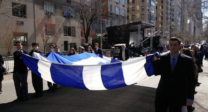 Γέμισε τσολιάδες και ελληνικές σημαίες η Νέα Υόρκη [εικόνες] | iefimerida.gr 3
