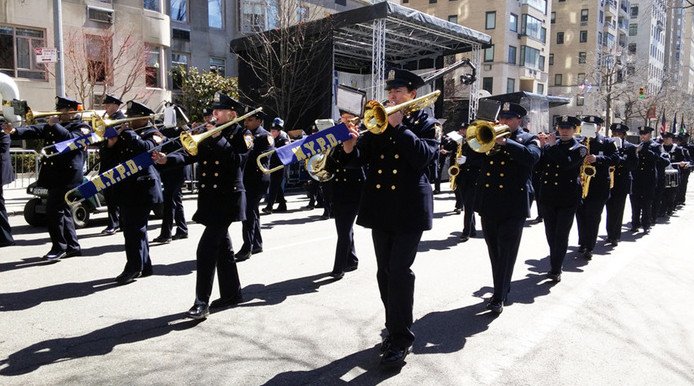 Γέμισε τσολιάδες και ελληνικές σημαίες η Νέα Υόρκη [εικόνες] | iefimerida.gr 2