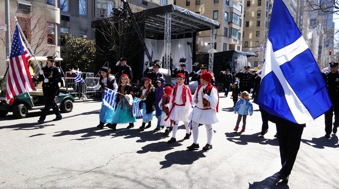 Γέμισε τσολιάδες και ελληνικές σημαίες η Νέα Υόρκη [εικόνες] | iefimerida.gr 1