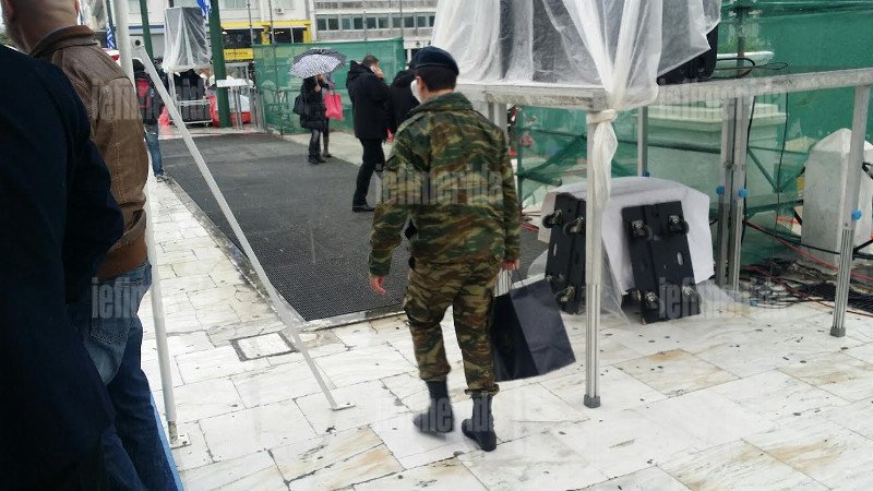 Στρατιώτες μοιράζουν πλαστικά σημαιάκια στο Μετρό Συντάγματος, με εντολή Καμμένου [εικόνες] | iefimerida.gr 6
