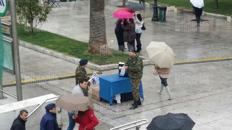 Στρατιώτες μοιράζουν πλαστικά σημαιάκια στο Μετρό Συντάγματος, με εντολή Καμμένου [εικόνες] | iefimerida.gr 0