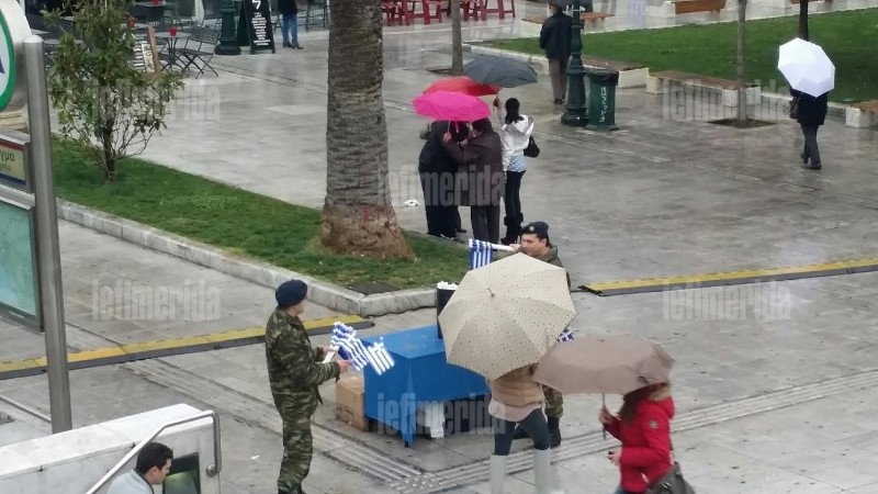 Στρατιώτες μοιράζουν πλαστικά σημαιάκια στο Μετρό Συντάγματος, με εντολή Καμμένου [εικόνες] | iefimerida.gr 1