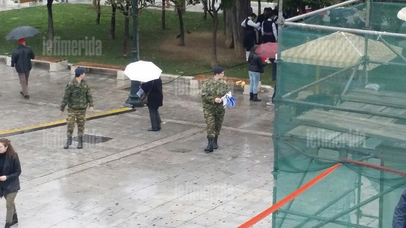 Στρατιώτες μοιράζουν πλαστικά σημαιάκια στο Μετρό Συντάγματος, με εντολή Καμμένου [εικόνες] | iefimerida.gr 2
