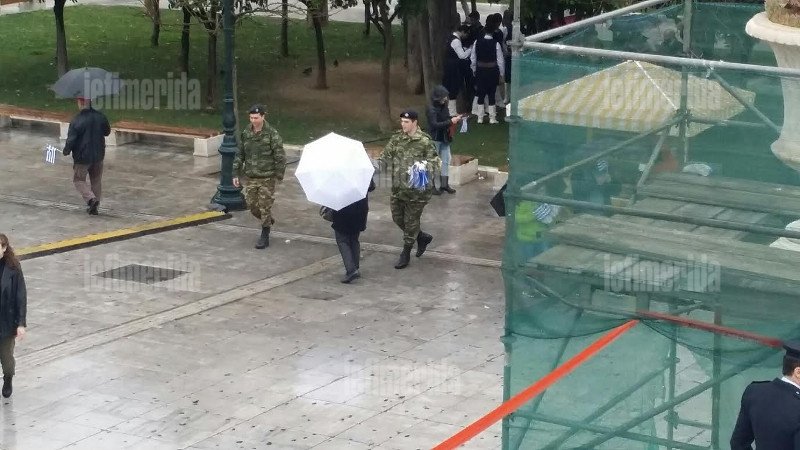 Στρατιώτες μοιράζουν πλαστικά σημαιάκια στο Μετρό Συντάγματος, με εντολή Καμμένου [εικόνες] | iefimerida.gr 3