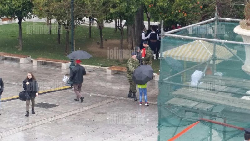 Στρατιώτες μοιράζουν πλαστικά σημαιάκια στο Μετρό Συντάγματος, με εντολή Καμμένου [εικόνες] | iefimerida.gr 4
