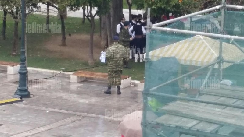 Στρατιώτες μοιράζουν πλαστικά σημαιάκια στο Μετρό Συντάγματος, με εντολή Καμμένου [εικόνες] | iefimerida.gr 5