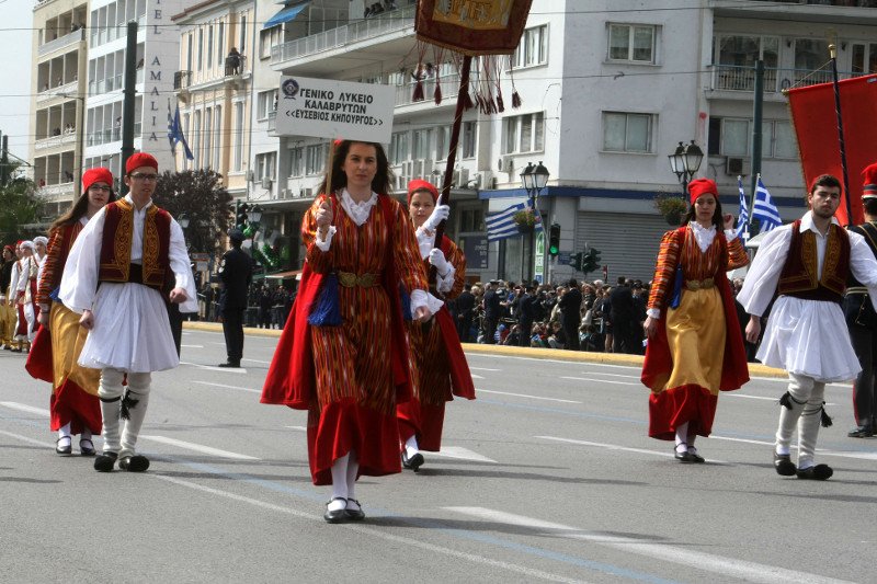 Χαμόγελα, χρώμα, νιάτα -Η σημερινή μαθητική παρέλαση στην Αθήνα σε 20 καρέ [εικόνες] | iefimerida.gr 10