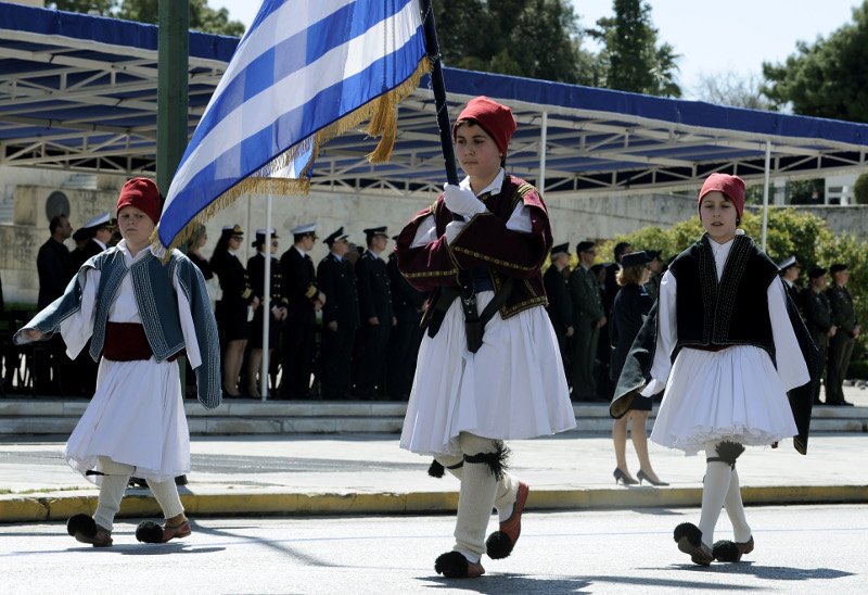 Παρέλαση στην Αθήνα: Η σημαιοφόρος με τη μαντίλα που ξεχώρισε [εικόνες] | iefimerida.gr 16