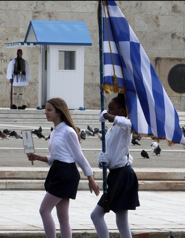 Χαμόγελα, χρώμα, νιάτα -Η σημερινή μαθητική παρέλαση στην Αθήνα σε 20 καρέ [εικόνες] | iefimerida.gr 20