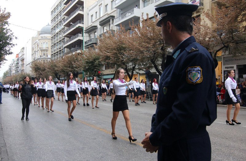 Θεσσαλονίκη: Τα γέλια στην εξέδρα, ο δρομέας και... τα απρόοπτα της μαθητικής παρέλασης! [εικόνες]  | iefimerida.gr 9