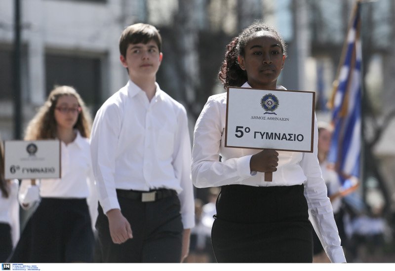 Παρέλαση στην Αθήνα: Η σημαιοφόρος με τη μαντίλα που ξεχώρισε [εικόνες] | iefimerida.gr 8