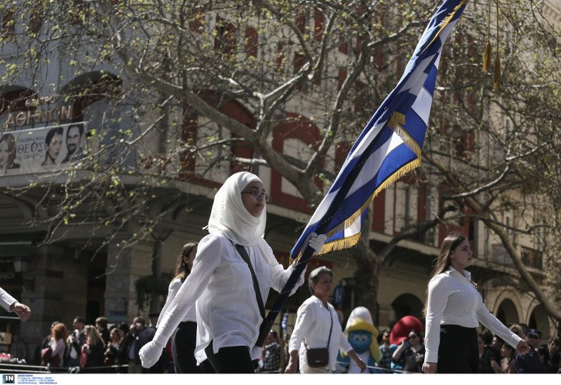 Παρέλαση στην Αθήνα: Η σημαιοφόρος με τη μαντίλα που ξεχώρισε [εικόνες] | iefimerida.gr 3