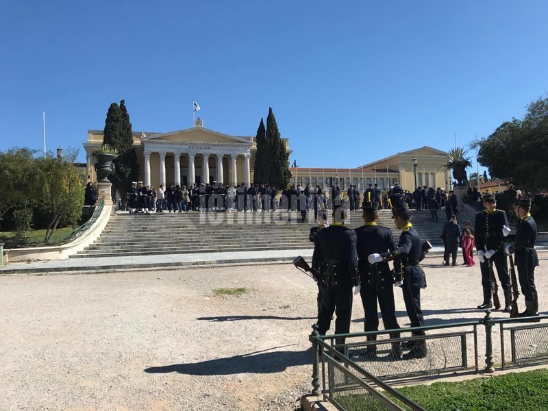 Τα αγήματα που πρόκειται να παρελάσουν βρίσκονται συγκεντρωμένα στον χώρο του Ζαππείου