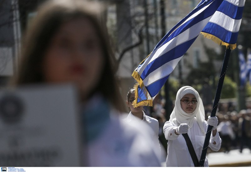 Παρέλαση στην Αθήνα: Η σημαιοφόρος με τη μαντίλα που ξεχώρισε [εικόνες] | iefimerida.gr 2