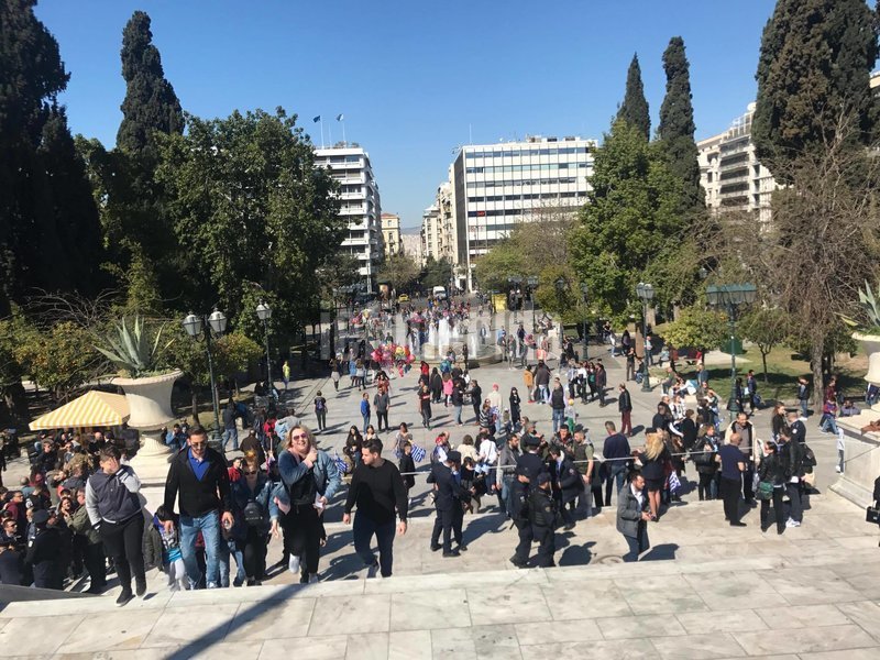 Αρκετός κόσμος έχει ήδη συγκεντρωθεί στο Σύνταγμα