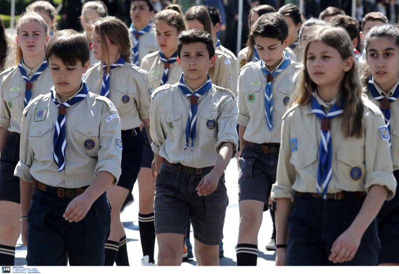 Παρέλαση στην Αθήνα: Η σημαιοφόρος με τη μαντίλα που ξεχώρισε [εικόνες] | iefimerida.gr 17