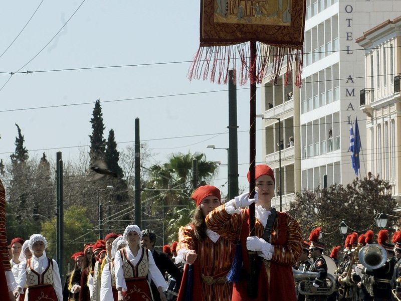 Παρέλαση στην Αθήνα: Η σημαιοφόρος με τη μαντίλα που ξεχώρισε [εικόνες] | iefimerida.gr 6