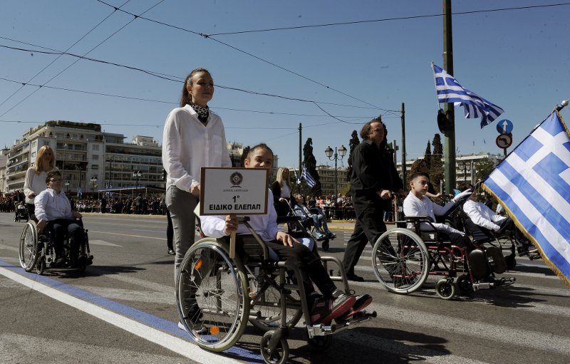 Παρέλαση στην Αθήνα: Η σημαιοφόρος με τη μαντίλα που ξεχώρισε [εικόνες] | iefimerida.gr 9