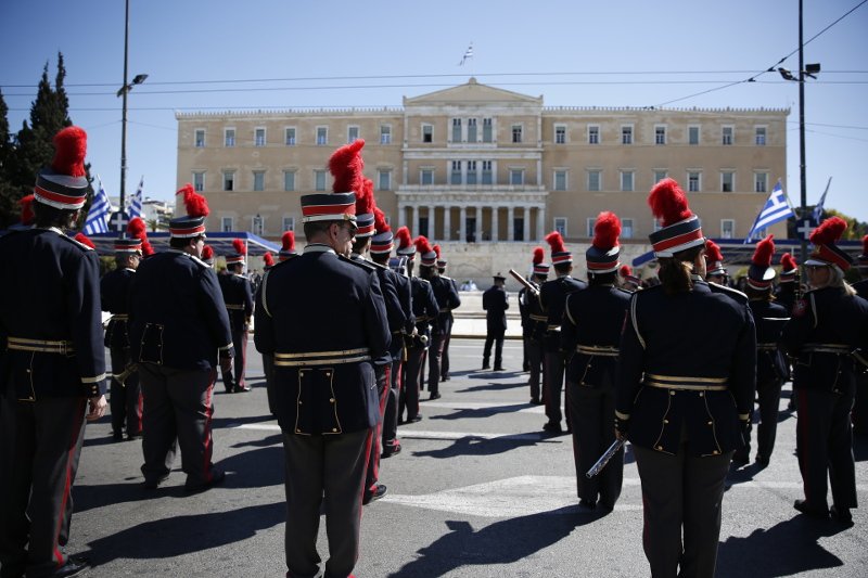 Παρέλαση στην Αθήνα: Η σημαιοφόρος με τη μαντίλα που ξεχώρισε [εικόνες] | iefimerida.gr 12