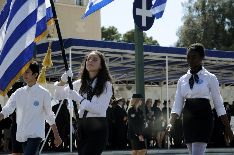 Παρέλαση στην Αθήνα: Η σημαιοφόρος με τη μαντίλα που ξεχώρισε [εικόνες] | iefimerida.gr 14