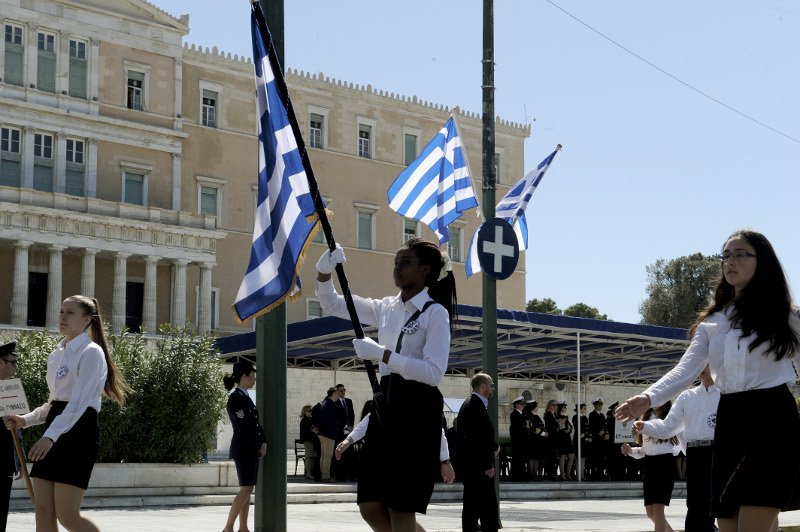 Παρέλαση στην Αθήνα: Η σημαιοφόρος με τη μαντίλα που ξεχώρισε [εικόνες] | iefimerida.gr 15
