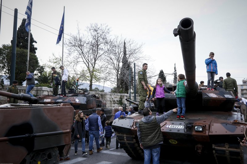 Η στρατιωτική παρέλαση μέσα από τον φωτογραφικό φακό -Εντυπωσιακές εικόνες και από τα... παρασκήνια | iefimerida.gr 7