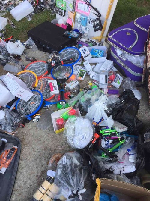 Xαλκιδική: Αστυνομικοί εισέβαλαν σε σπίτι και εντόπισαν πάνω από 5.900 προϊόντα παρεμπορίου [εικόνες] | iefimerida.gr 1