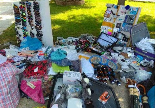 Xαλκιδική: Αστυνομικοί εισέβαλαν σε σπίτι και εντόπισαν πάνω από 5.900 προϊόντα παρεμπορίου [εικόνες] | iefimerida.gr 0