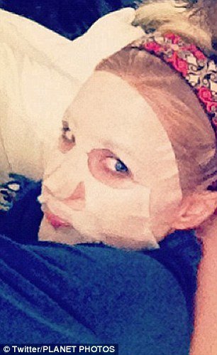 Οι σταρ σε υστερία: Βάζουν μάσκες και μοιάζουν με Χάνιμπαλ Λέκτερ [εικόνες] | iefimerida.gr 12