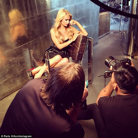 Η Πάρις Χίλτον ημίγυμνη σε... «50 αποχρώσεις του γκρι» [εικόνες] | iefimerida.gr 3