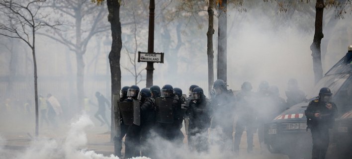 Αστυνομικοί απέναντι από διαδηλωτές/Φωτογραφία: ΑΡ