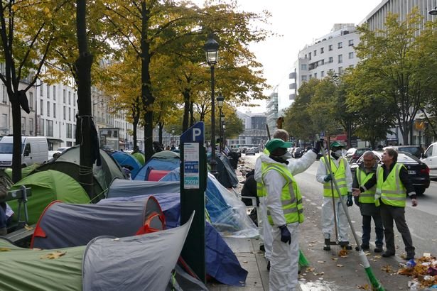 Γέμισε σκηνές με πρόσφυγες το Παρίσι: Πάνω από 2.000 στους δρόμους -Εικόνες απόγνωσης | iefimerida.gr 1