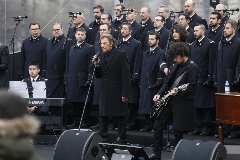 Παρίσι: Εκδηλώσεις μνήμεις για τα θύματα τρομοκρατίας -Τραγούδησε ο Τζόνι Χαλιντέι, σάλος στις οικογένειες των θυμάτων [εικόνες] | iefimerida.gr 2