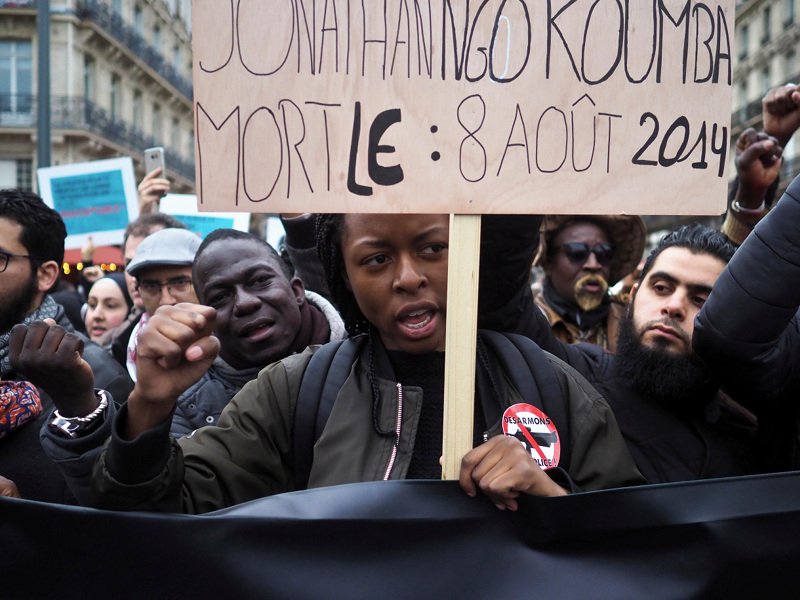 Επεισόδια σε μεγάλη διαδήλωση κατά της αστυνομικής βίας στο Παρίσι [εικόνες] | iefimerida.gr 1