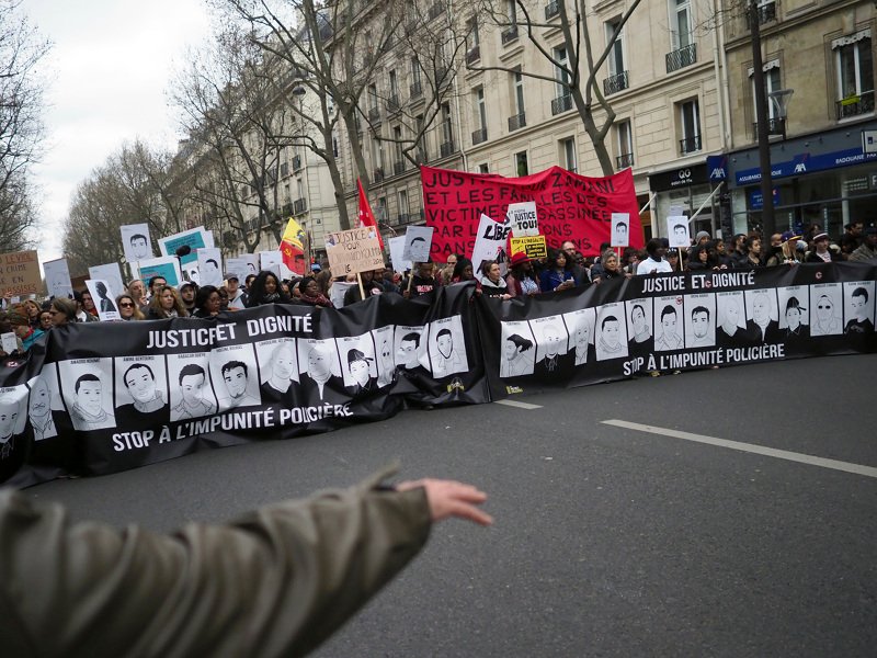 Επεισόδια σε μεγάλη διαδήλωση κατά της αστυνομικής βίας στο Παρίσι [εικόνες] | iefimerida.gr 0