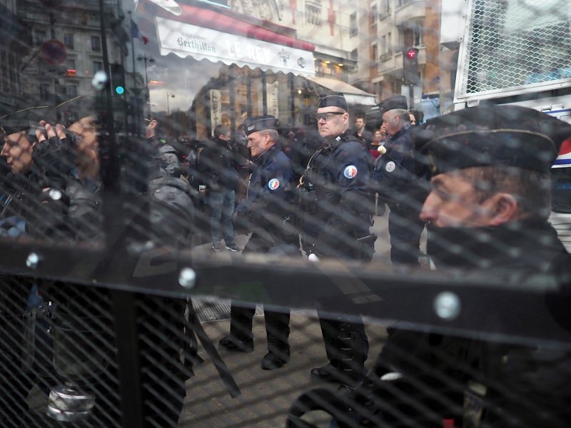 Επεισόδια σε μεγάλη διαδήλωση κατά της αστυνομικής βίας στο Παρίσι [εικόνες] | iefimerida.gr 4