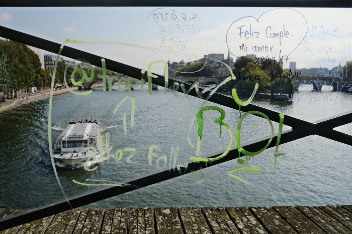 «Απαγόρευσαν» τα λουκέτα της αγάπης στην περίφημη γέφυρα του Παρισιού και ορίστε τι κάνουν τώρα οι τουρίστες [εικόνες] | iefimerida.gr 3