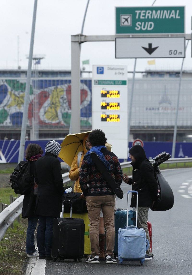 Επεσαν πυροβολισμοί στο Ορλί -Εκκενώθηκε το αεροδρόμιο του Παρισιού [εικόνες & βίντεο] | iefimerida.gr 0