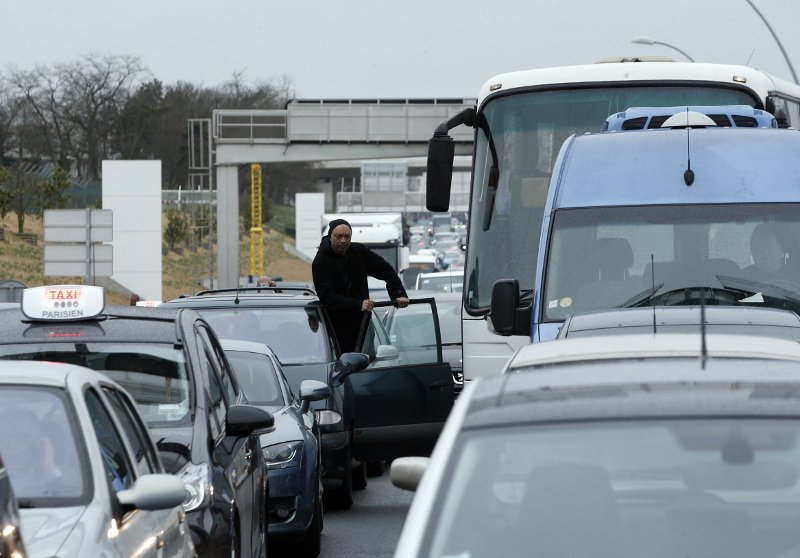 Επεσαν πυροβολισμοί στο Ορλί -Εκκενώθηκε το αεροδρόμιο του Παρισιού [εικόνες & βίντεο] | iefimerida.gr 2