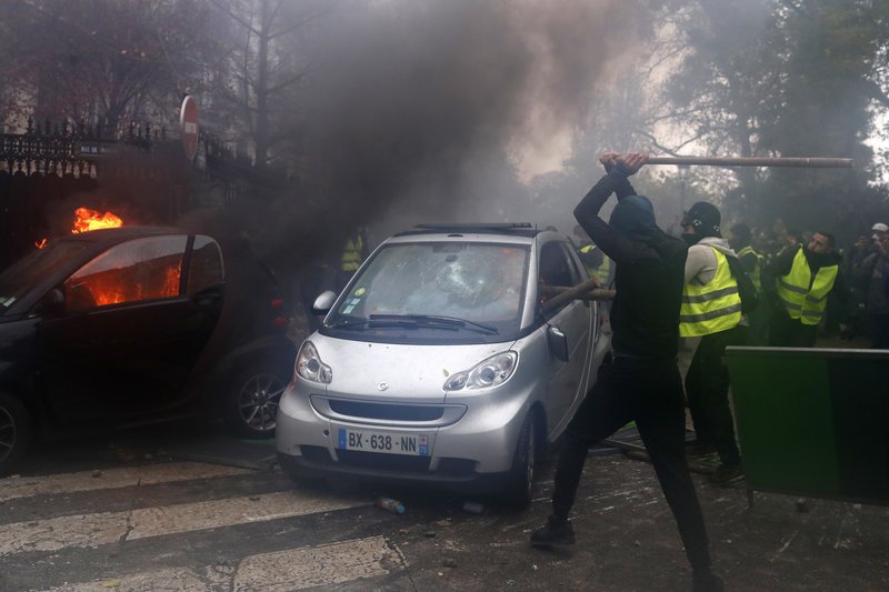Διαδηλωτές έσπασαν και έκαψαν αυτοκίνητα