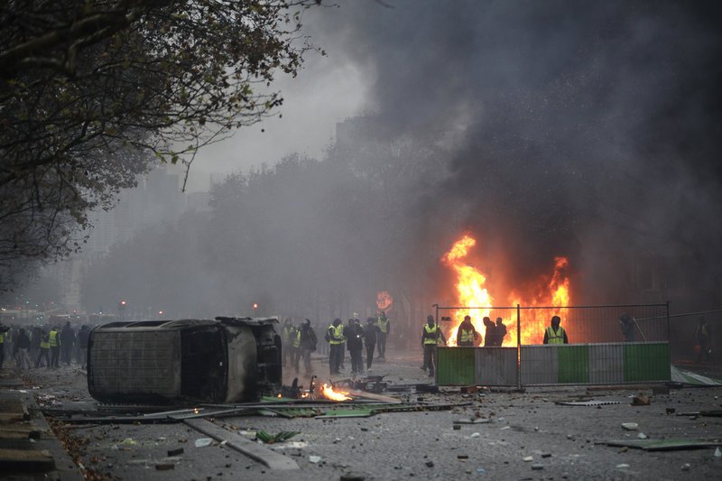 Οι διαδηλωτές έστησαν οδοφράγματα