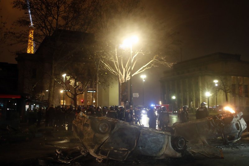 Πολλά αναποδογυρισμένα και καμμένα οχήματα