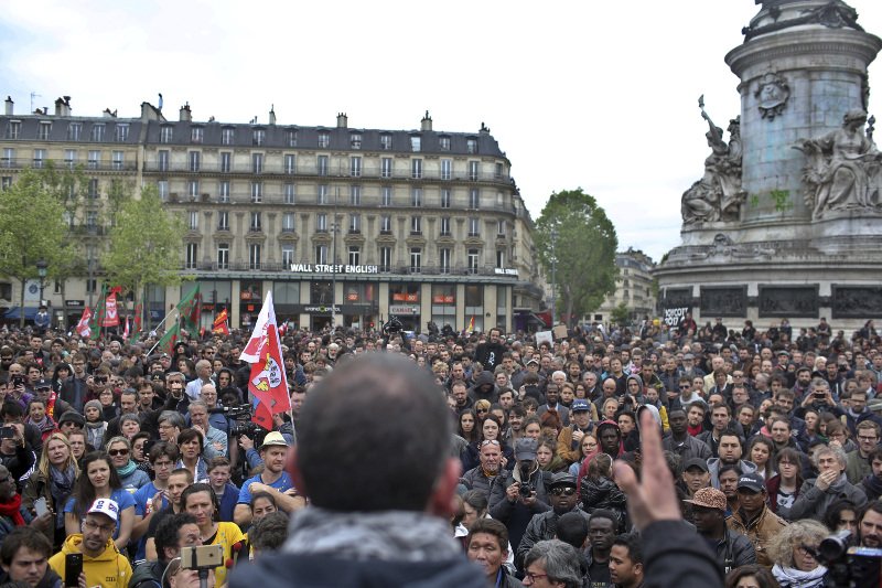 Η πρώτη διαδήλωση κατά Μακρόν μετά την εκλογή του -Συγκρούσεις με την αστυνομία [εικόνες & βίντεο] | iefimerida.gr 0