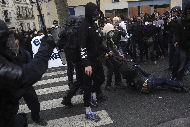 Η πρώτη διαδήλωση κατά Μακρόν μετά την εκλογή του -Συγκρούσεις με την αστυνομία [εικόνες & βίντεο] | iefimerida.gr 2