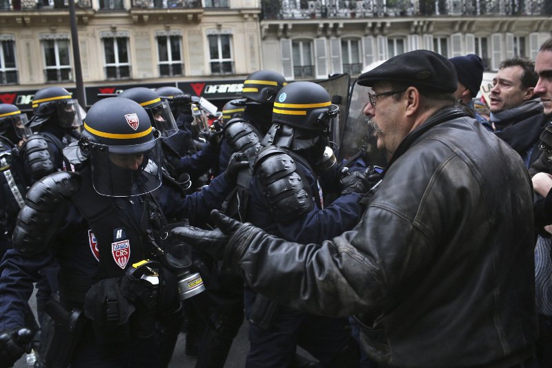 Η πρώτη διαδήλωση κατά Μακρόν μετά την εκλογή του -Συγκρούσεις με την αστυνομία [εικόνες & βίντεο] | iefimerida.gr 3